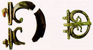 Zwei bronzene Schnallen vom cingulum